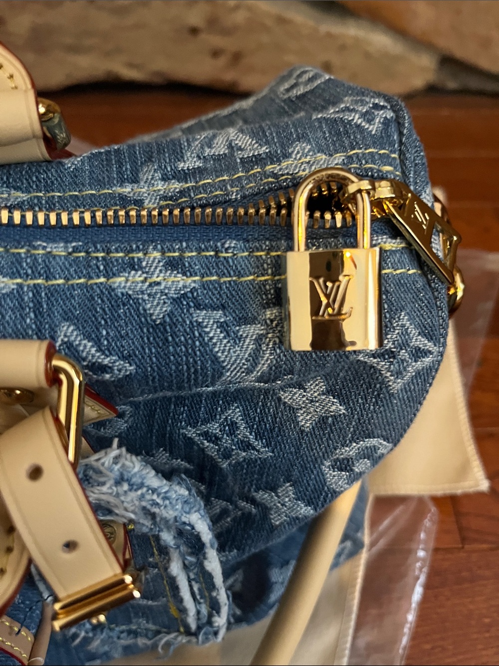Distressed lv denim speedy 30 ๐ - Picture 3 of 6